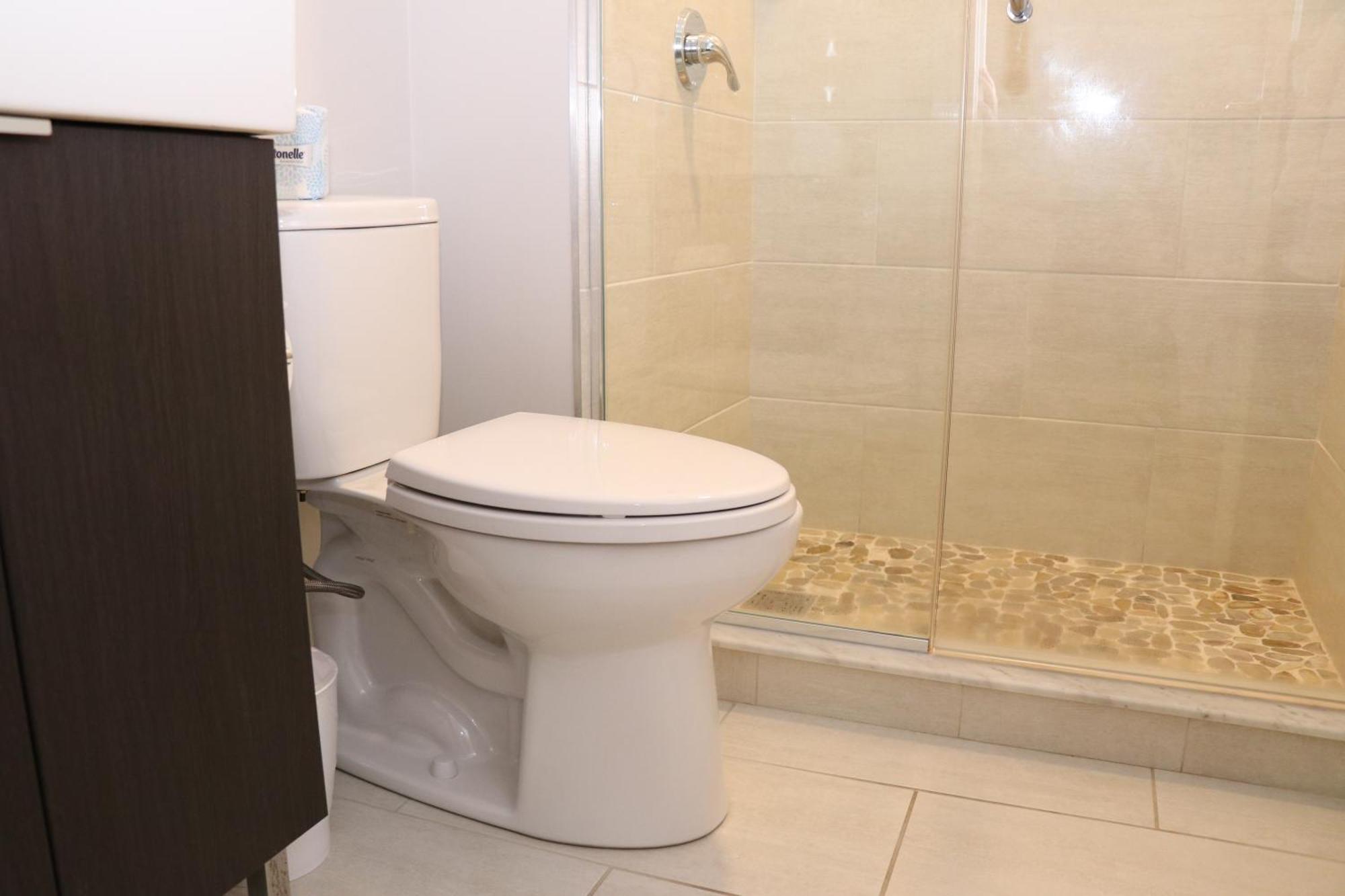 A Stylish Stay W/ A Queen Bed, Heated Floors.. #34 Brookline Exterior photo